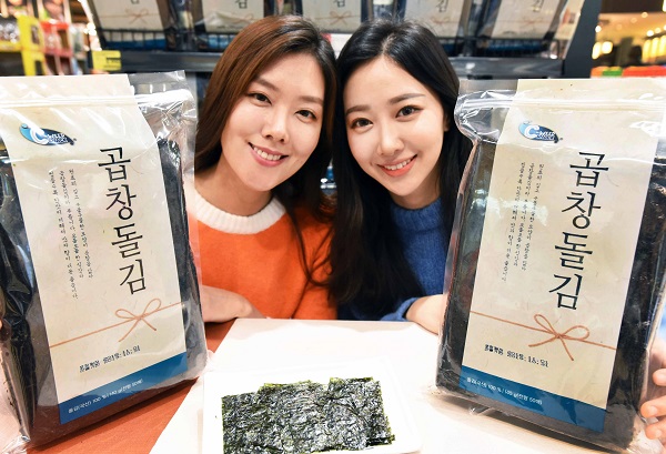 ▲ 모델들이 서울 등촌동 홈플러스 강서점에서 ‘햇 생곱창돌김’을 선보이고 있다. 홈플러스는 전 점포와 홈플러스 온라인에서 오는 14일까지 햇 생곱창돌김을 50매당 9990원에 판매한다. 일부 지역에서 10월 말부터 11월 중순까지 소량 생산되는 곱창돌김은 최상급 품종으로 분류되며 엽체가 일반 김에 비해 넓고 두터워 더욱 진한 맛과 향을 자랑한다.ⓒ홈플러스