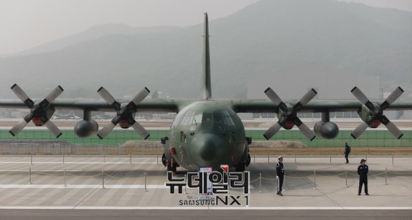 ▲ 우리 군의 C-130 허큘러스 수송기. 사진은 지난 2015년 서울 국제 항공우주 및 방위산업 전시회(ADEX) 당시 촬영한 것이다. ⓒ뉴데일리 정상윤 기자