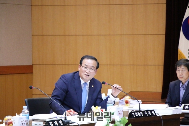 ▲ 지난 9일 행정사무감사에서 경북도의회 이종열 기획경제위원회 부위원장이 경북테크노파크 채용 특혜 의혹을 지적하고 있다.ⓒ뉴데일리