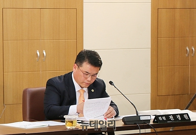 ▲ 지난 9일 대구시교육청 행정사무감사에 앞서 대구시의회 교육위원회 전경원 의원이 관련자료를 검토하고 있다.ⓒ뉴데일리