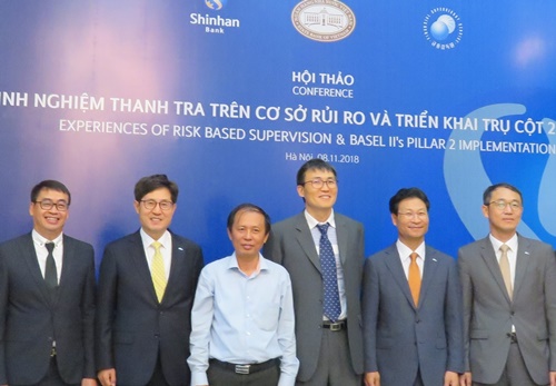 ▲ 지난 8일 베트남 하노이 소재 베트남 중앙은행에서 열린 ‘바젤II-Pillar2 도입 컨퍼런스’에서 신한은행 조재희 상무(왼쪽 두번째)와 베트남 중앙은행 후엔안(Pham Huyen Anh) 부원장(왼쪽 세번째), 금융감독원 이선진 팀장(왼쪽 네번째) 및 관계자들이 기념촬영을 하고 있다. ⓒ신한은행
