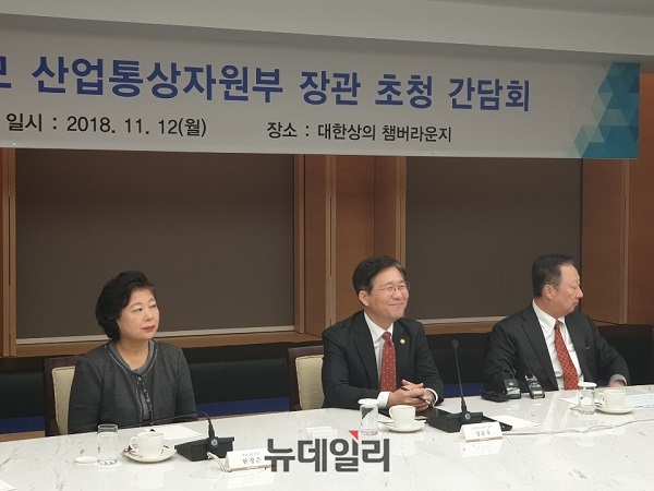 ▲ 현정은 현대그룹 회장(왼쪽부터)과 성윤모 산업통상자원부 장관, 박용만 대한상공회의소 회장이 12일 오전 서울 세종대로 상의회관에서 열린 간담회에서 기념사진을 찍고 있다. ⓒ뉴데일리