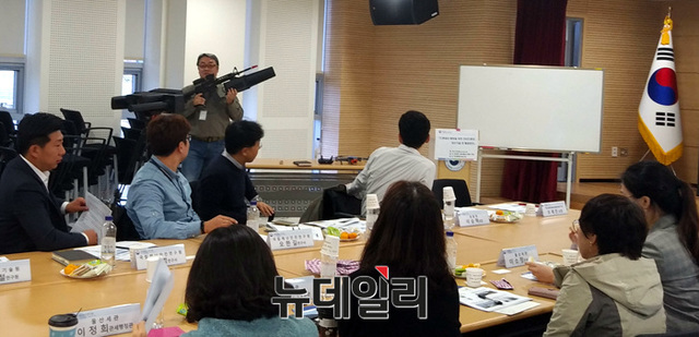 ▲ 트라이셀인터내셔널 TRLab 오세진 소장이 휴대용 드론 재머를 시연하고 있다 ⓒ국립재난안전연구원