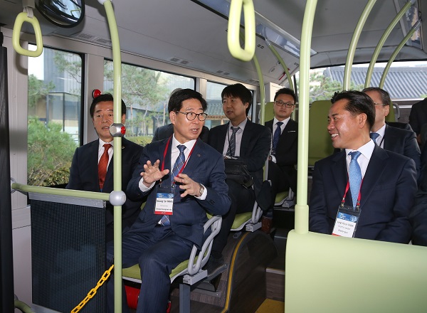 ▲ 양승조 충남도지사가 수소버스에 시승을 하고 있다.ⓒ충남도