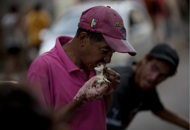 ▲ 굶주린 베네수엘라 시민이 길가에서 음식을 먹고 있다. ⓒ 온라인 커뮤니티 갈무리