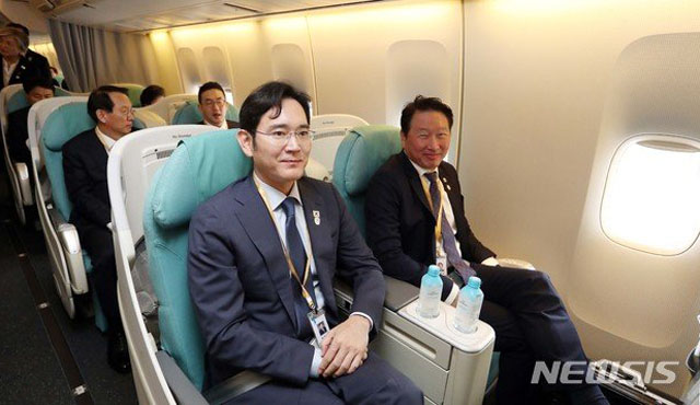 ▲ 지난 9월 평양남북정상회담 당시 국내 재벌총수 여러 명이 청와대의 요청을 받고 동행했다. 사진은 평양남북정상회담 당시 방북길에 오른 이재용 삼성전자 부회장, 최태원 SK그룹 회장. ⓒ뉴시스. 무단전재 및 재배포 금지.