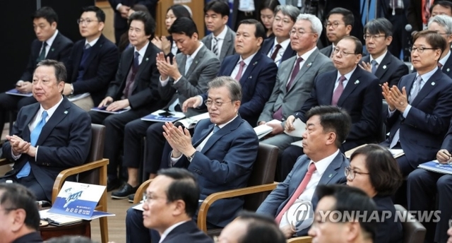 ▲ 공정경제 전략회의에서 김상조 공정거래위원장의 공정경제 대책 발표후 문 대통령이 박수를 치고 있다.
ⓒ연합뉴스 제공