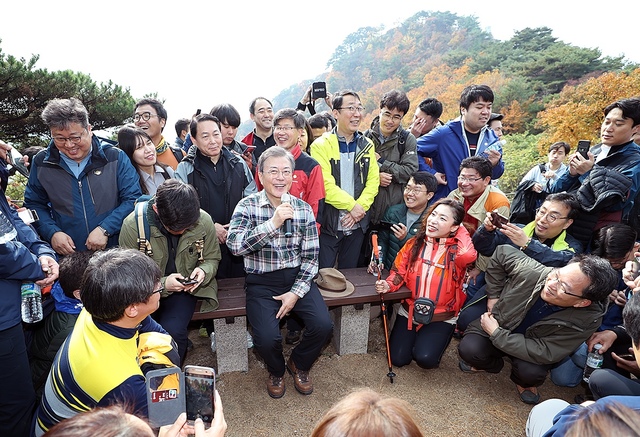 ▲ 문재인 대통령이 기자들과 산행하는 모습. ⓒ청와대 제공