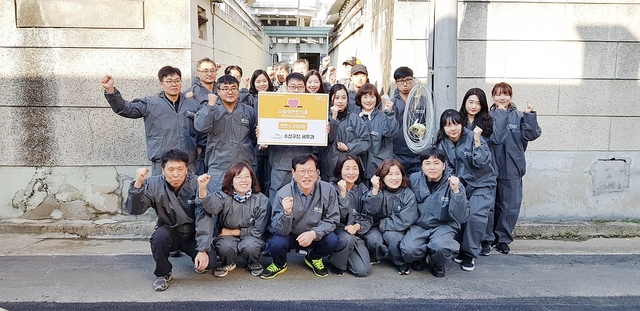 ▲ 수성구 세우회 회원들과 김대권 수성구청장(사진 앞줄 왼쪽에서 세 번째)이 연탄나눔 봉사활동을 하고 기념촬영을 하고 있다.ⓒ수성구