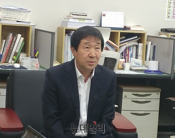 ▲ 12일 충북도 이재영 기획관이 무상급식과 관련한 기자들의 질문에 대답하고 있다.ⓒ박근주 기자