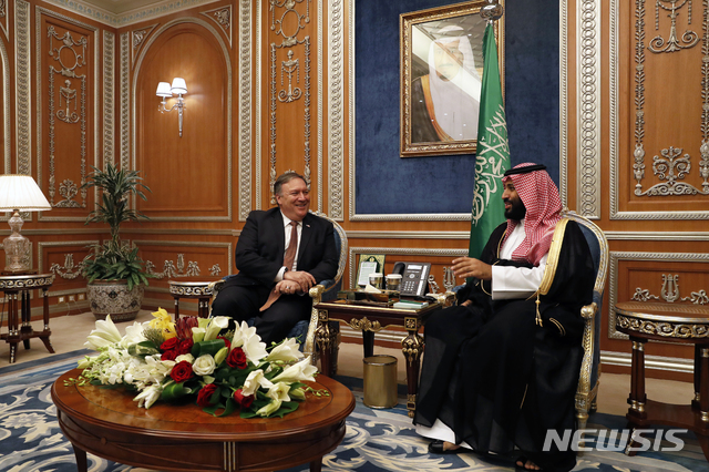 ▲ 지난 10월 빈 살만 왕세자와 면담을 가진 폼페오 美국무장관ⓒ뉴시스. 무단 전재 및 재배포 금지.