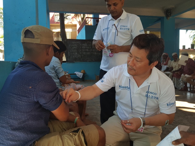 ▲ 포스코건설 의료봉사단이 방글라데시 주민을 대상으로 진료하고 있는 모습. ⓒ포스코건설