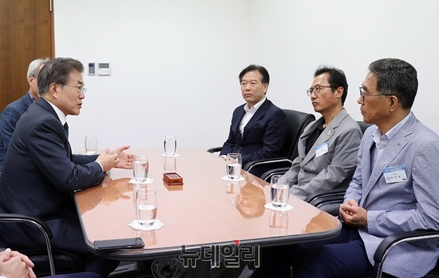 ▲ 문재인 대통령이 지난 7월 3일 김주영 한국노총 위원장과 김명환 민주노총 위원장과 비공개 면담을 한 모습. ⓒ청와대