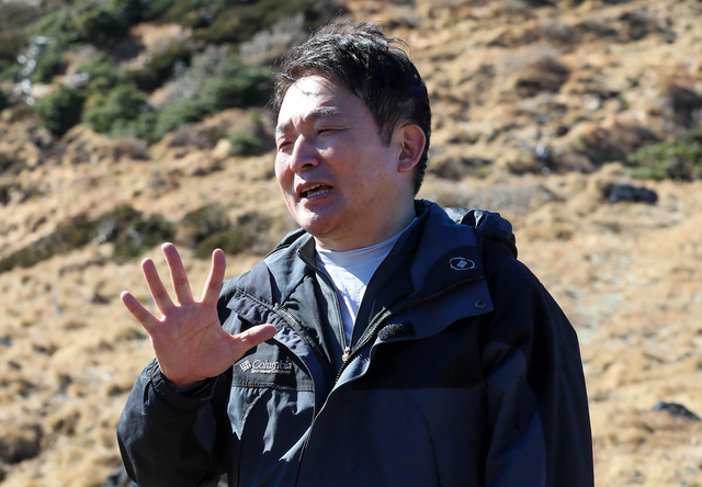 ▲ 원희룡 제주특별자치도지사가 10일 제주 한라산 영실코스 탐방로에 올라 국립공원 관계자의 설명을 듣고 있다. ⓒ뉴시스 DB