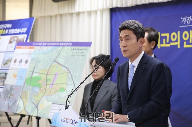 ▲ 이강덕 포항시장이 12일 기자간담회에서 안전한 도시 건설을 위한 시의 대책을 설명하고 있다.ⓒ뉴데일리