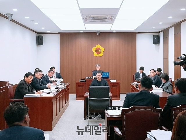 ▲ 12일 대구시의회 건설교통위원회가 대구시 공항추진본부 행정사무감사를 실시했다.ⓒ뉴데일리