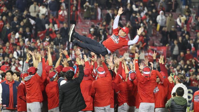 ▲ 최태원 SK 회장이 지난 12일 서울 잠실야구장에서 열린 한국시리즈에서 와이번스가 우승한 후 소속팀 선수들에게 헹가래를 받고 있다. ⓒ연합뉴스