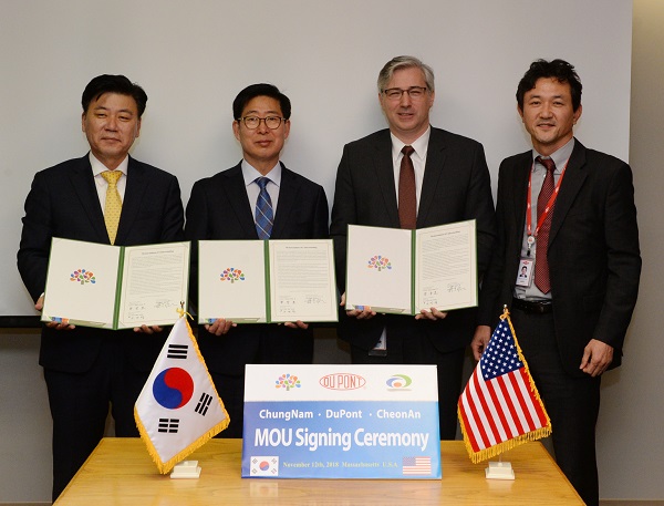 ▲ (왼쪽부터) 구만섭 천안부시장, 양승조 충남도지사, 로버트 캐버나 다우듀폰 이사, 양승관 다우듀폰 전무.ⓒ충남도