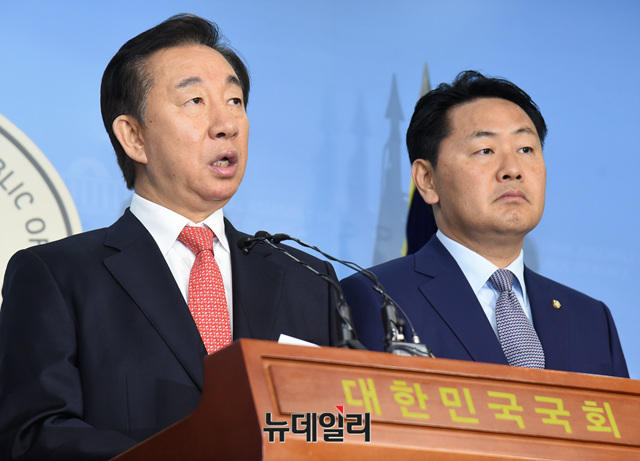 ▲ 자유한국당 김성태 원내대표와 바른미래당 김관영 원내대표가 13일 국회 정론관에서 공동 기자회견을 열고 있다. ⓒ뉴데일리 공준표 기자