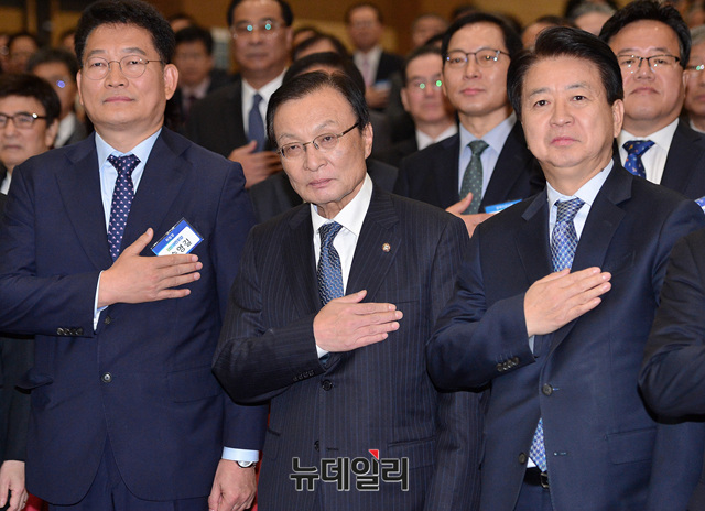 ▲ 이해찬 더불어민주당 대표와 송영길 의원 및 참석자들이 1일 오전 국회 의원회관에서 열린 동북아평화협력특별위원회 출범식에 참석해 국민의례를 하고 있다. ⓒ뉴데일리 공준표 기자