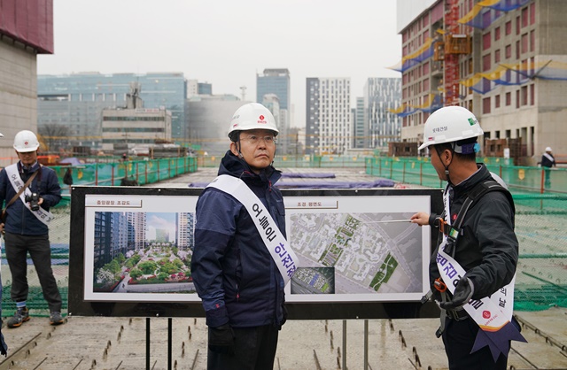 ▲ '안전소통의 날' 행사를 맞아 서울 은평구 수색동 재개발사업 현장을 방문한 하석주 롯데건설 대표. ⓒ롯데건설