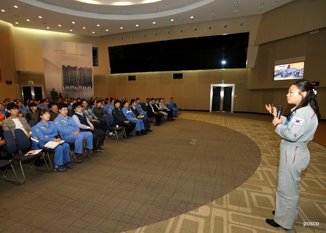 ▲ 한국인 최초로 우주비행을 했던 이소연 박사가 12일 포스코 본사 대회의실에서 ‘무중력으로부터의 깨달음’이란 주제로 강연을 하는 모습.ⓒ포스코