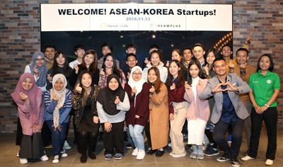 ▲ 인도네시아, 베트남, 브루나이, 캄보디아, 태국 등 다양한 국가의 청년 스타트업 대표들이 기념촬영을 하고 있다.ⓒ한화생명