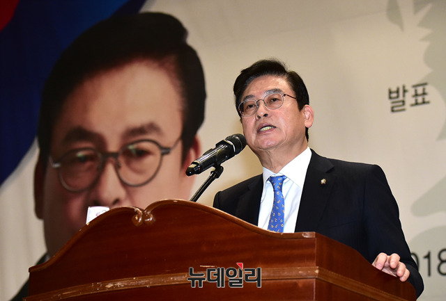 ▲ 정우택 자유한국당 의원이 13일 서울 여의도 국회의원회관에서 '대한민국 이대로 가야하나'를 주제로 강연하고 있다. ⓒ뉴데일리 이종현