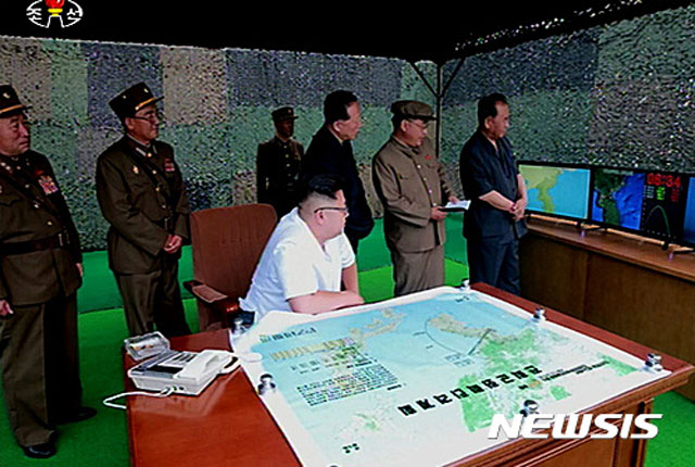 ▲ 2016년 7월 19일 삭간몰 기지에서 미사일을 발사하는 모습을 지켜본 김정은. ⓒ뉴시스. 무단전재 및 재배포 금지.