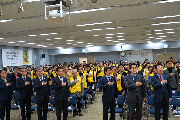 ▲ 대한적십자 창립 113주년 연차대회가 13일 충북지사에서 열린 가운데 이시종 충북도지사와 한범덕 청주시장, 김경배 충북지사회장 등이 국민의례를 하고 있다.ⓒ대한적십자사 충북지사