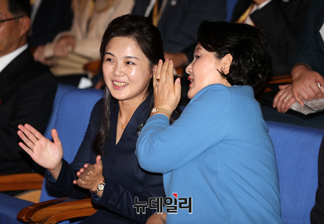 ▲ 문재인 대통령의 부인 김정숙 여사와 김정은의 부인 리설주가 9월 18일 오후 평양 음악종합대학을 방문해 오케스트라 공연을 관람하며 대화하고 있다. ⓒ 뉴데일리