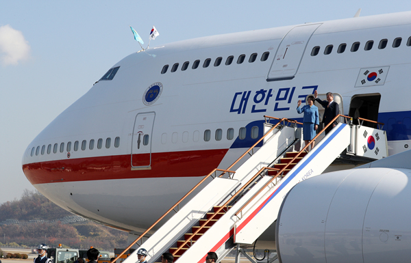 ▲ 문재인 대통령이 13일 아세안 순방을 떠나기 직전 손을 흔드는 모습. ⓒ뉴시스 DB