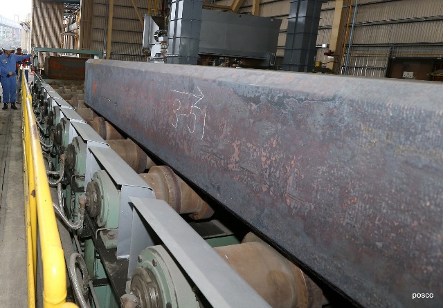 ▲ 포항제철소가 지난 10월 세계 최대 두께인 700mm 슬라브의 상업 생산을 기념하는 ‘PosMC 을 본격적으로 생산하는 모습.ⓒ포스코