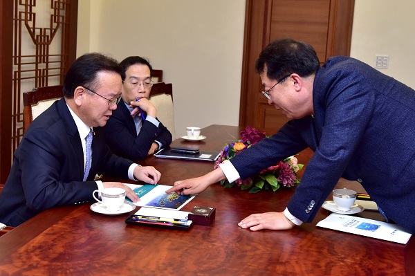 ▲ 이상천 제천시장이 13일 행정안전부에서 김부겸 장관에게 제천화제참사 수습 방안 등을 설명하고 있다.ⓒ제천시