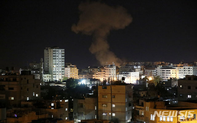 ▲ 이스라엘 방위군(IDF)의 반격으로 불타는 가자 지구 도심. ⓒ뉴시스 AP. 무단전재 및 재배포 금지.