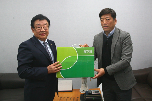 ▲ 지난 13일 DB손해보험 김정남 사장(사진 왼쪽)이 경기도 하남시에 거주하는 이만기 고객을 방문해 보험상품과 서비스에 대한 의견 및 제안사항을 듣고, 고객에 대한 감사의 선물을 전하고 있다.ⓒDB손해보험