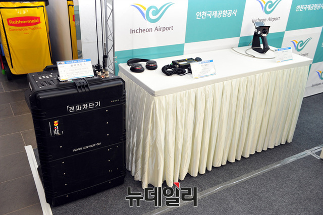 ▲ 인천공항공사 EOD 전시 부스 전파차단기(재머) 및 내시경 카메라 ⓒ뉴데일리 오세진