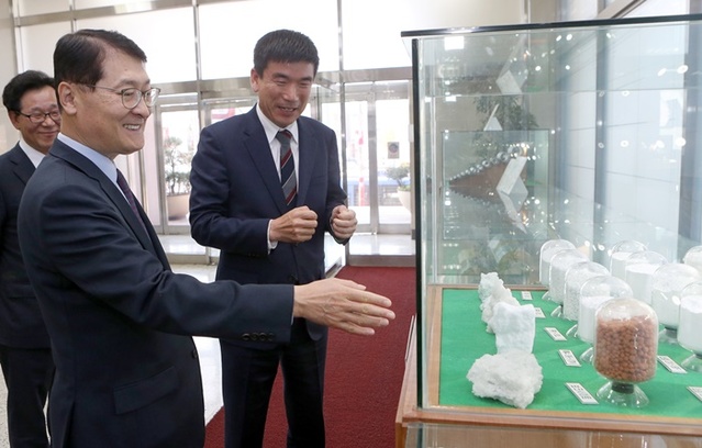 ▲ 위성호 신한은행장이 지난 13일 인천에 소재한 대주 중공업을 방문해 박주정 대표이사로부터 제품에 대해 설명을 듣고 있다. ⓒ신한은행