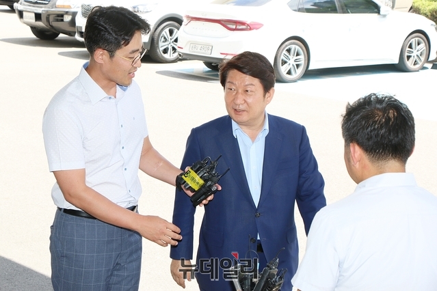 ▲ 권영진 대구시장이 지난 7월31일 검찰조사를 받기 위해 대구지방검찰청에 들어서는 모습.ⓒ뉴데일리