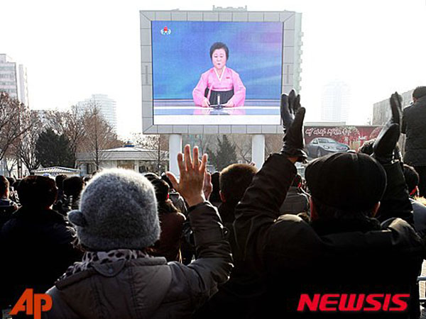 ▲ 2016년 1월 핵실험 성공을 축하하는 평양 시민들. ⓒ뉴시스 AP. 무단전재 및 재배포 금지.