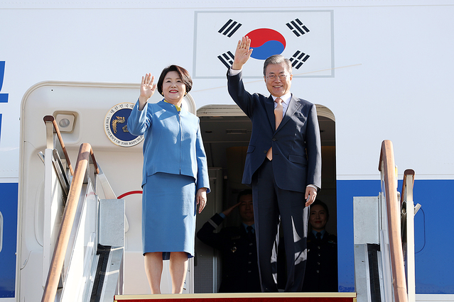 문재인 대통령이 아세안 순방을 떠나기 직전 서울공항에서 손을 흔들며 인사하고 있다. ⓒ청와대 제공