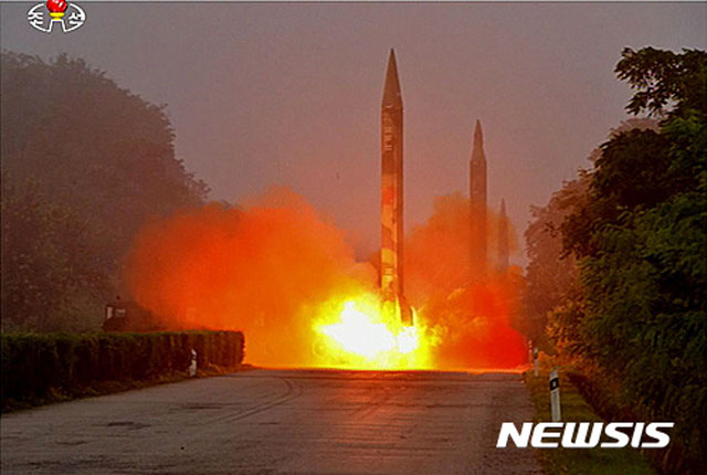 ▲ 2016년 7월 16일 석간몰 기지에서 5km 가량 떨어진 황주 기지서 스커드·노동 미사일을 발사하는 모습. ⓒ뉴시스. 무단전재 및 재배포 금지.