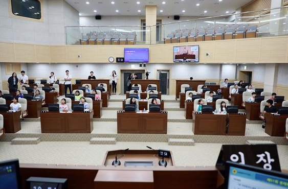 ▲ ‘2018년 청소년 의회교실’에 참여한 학생들이 의회체험의 일환으로 ‘모의의회’ 를 연출하고 있다ⓒ세종시의회