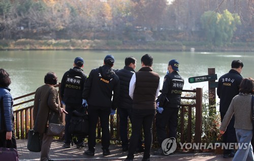 ▲ 서울 송파구 석촌호수 인근에서 실종됐던 대학생으로 추정되는 시신이 발견된 14일 경찰들이 현장을 살피고 있다.ⓒ연합뉴스