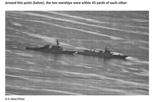 ▲ 지난 9월 30일 '항행의 자유' 작전의 일환으로 영유권 분쟁 지역인 스프래틀리 군도(중국명 난사군도)의 인근 해역을 항해 중이던 미해군 구축함 디케이터함(왼쪽)에 41m 거리로 근접해 있는 중국 해군의 뤼양급 구축함(오른쪽)ⓒ 연합뉴스=[지캡틴 웹사이트 캡처]