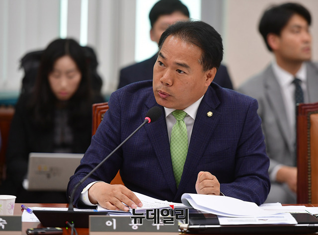 ▲ 이용주 민주평화당 의원이 26일 오후 국회에서 열린 산업통상자원중소벤처기업위원회의 중소벤처기업부, 특허청에 대한 국정감사에서 질의를 하고 있다. ⓒ뉴데일리 정상윤 기자
