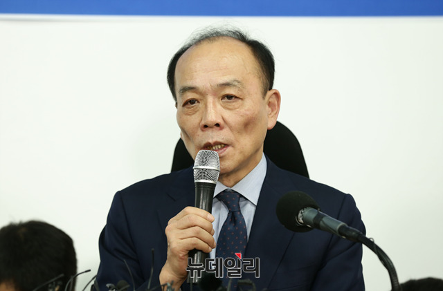 ▲ 자유한국당 조직강화특별위원에서 해촉된 전원책 변호사가 14일 오후 서울 여의도 극동VIP 빌딩에서 입장발표 기자회견을 갖고 있다. ⓒ뉴데일리 이종현 기자