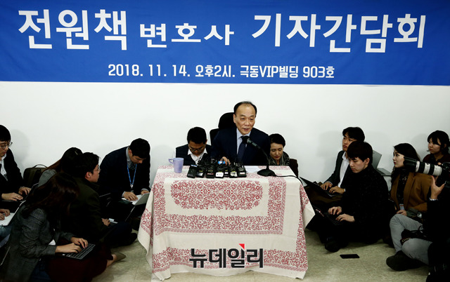 ▲ 자유한국당 조직강화특별위원에서 해촉된 전원책 변호사가 14일 오후 서울 여의도 극동VIP 빌딩에서 입장발표 기자회견을 갖고 있다. ⓒ뉴데일리 이종현 기자