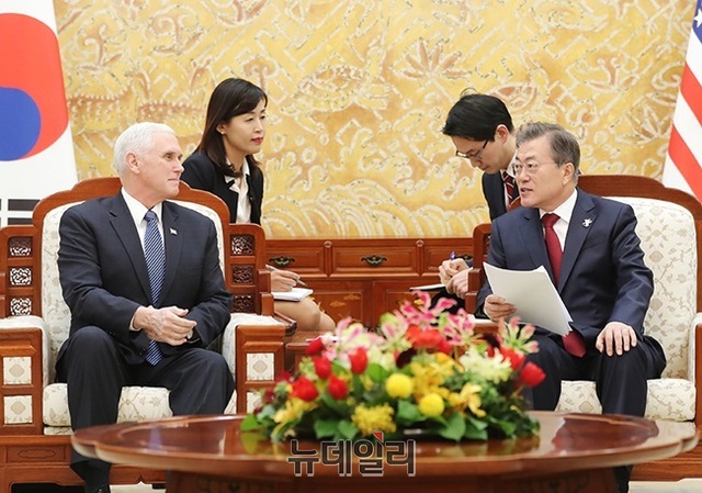 ▲ 문재인 대통령과 마이크 펜스 미국 부통령이 지난 2월 초 청와대에서 면담을 가진 모습. ⓒ청와대