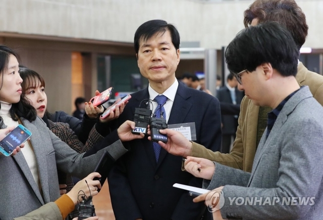 ▲ 김태한 삼성바이오로직스 대표이사가 14일 오전 서울 종로구 정부서울청사에서 열린 삼성바이오로직스 분식회계 혐의 재감리 안건 논의를 위한 증선위원회 회의에 참석하기 위해 청사로 들어서며 기자들의 질문에 답했다. ⓒ연합뉴스